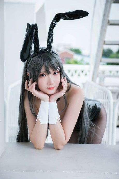 瓜希酱还原樱岛麻衣经典兔女郎造型，细腻光影重现青春猪头少年名场面