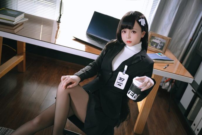 椎名莜COS蔚蓝档案调月莉音,黑长直西装造型还原研讨会会长气场