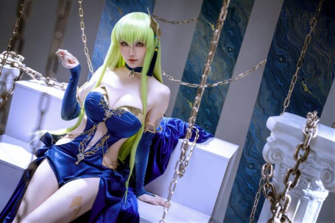 星之迟迟魔女cos反叛的鲁路修C.C.写真,翠绿长发诠释冷艳神韵