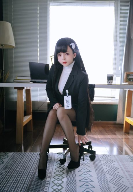 椎名莜COS蔚蓝档案调月莉音,黑长直西装造型还原研讨会会长气场