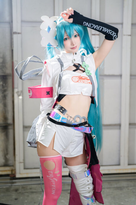NanaPink池袋万圣节COS赛车初音，利落制服还原速度感造型