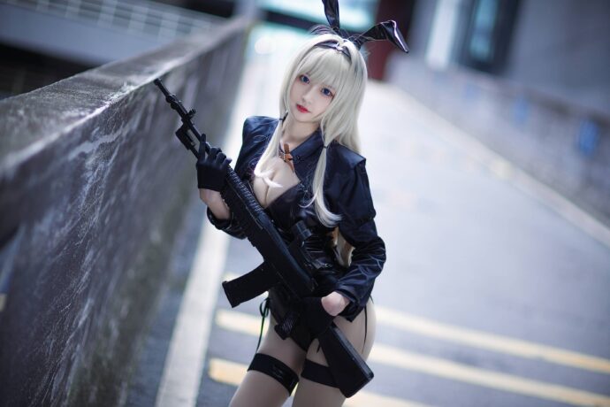 小南宫COS《少女前线》兔女郎AN-94，冷峻神态搭配重型武器气场十足