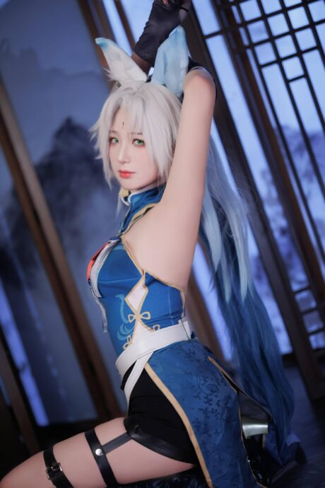 封疆疆v演绎《崩坏:星穹铁道》飞霄COS,利落战服与挺拔身姿尽显飒爽锋芒