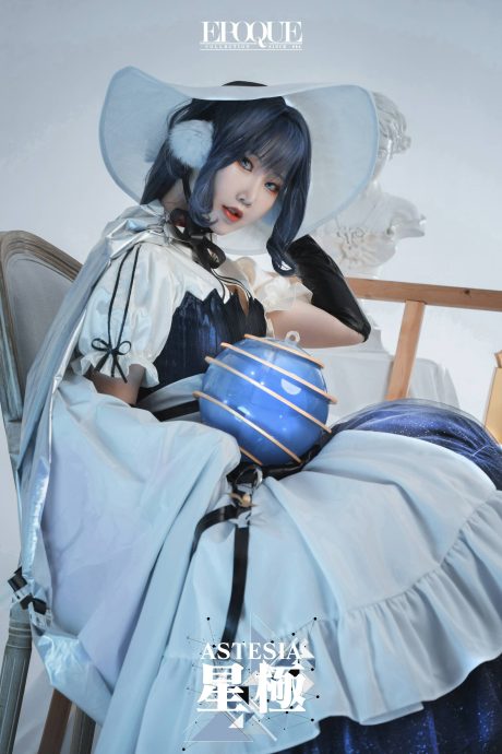 面饼仙儿cos明日方舟星极,白裙长剑还原近卫干员的优雅与锋芒