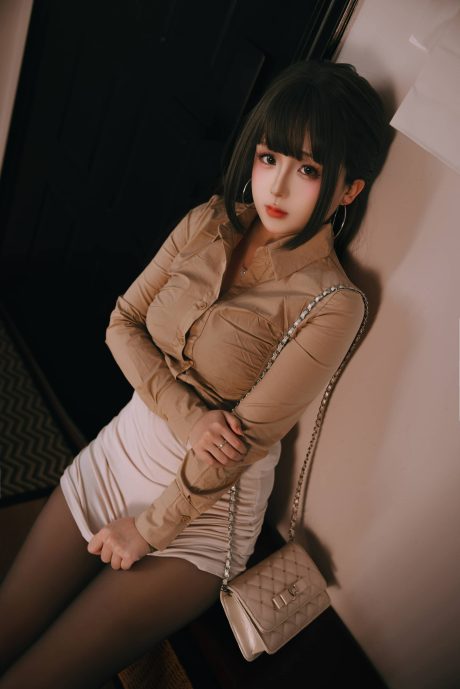 日奈娇原创摄影醉酒同事图集：职场OL下班后的居家微醺与松弛感