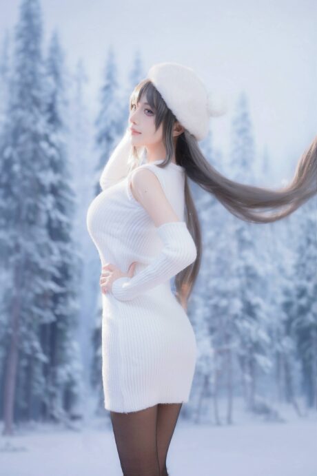 shika小鹿鹿cos樱岛麻衣：雪景林间的纯白无袖毛衣学姐造型