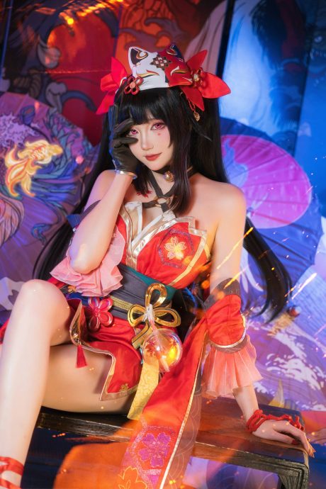 瓜希酱COS《崩坏：星穹铁道》花火，红黑华服与假面细节还原戏谑神韵