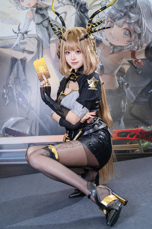 千阳cosplay演绎デナアビ紫龙,利落造型与冷峻神态还原角色质感