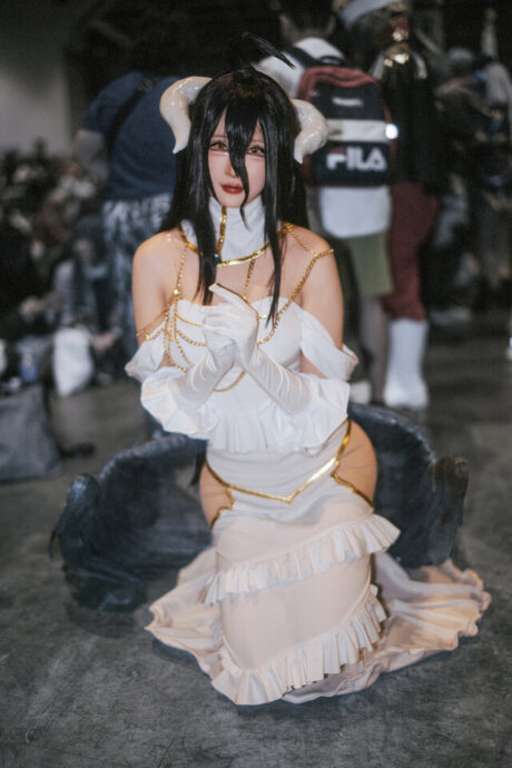 前羽 rr cosplay雅儿贝德亮相漫展，精致白裙还原Overlord守护者气质