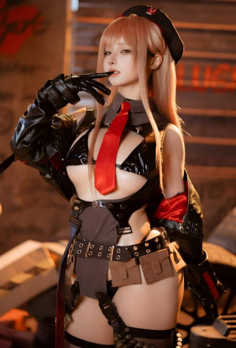 蠢沫沫Cosplay胜利女神拉毗，军帽皮衣造型还原战地干练英姿
