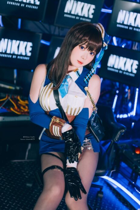 霜月shimo cosplay《胜利女神:妮姬》玛丽安,蓝白制服还原温柔战术少女