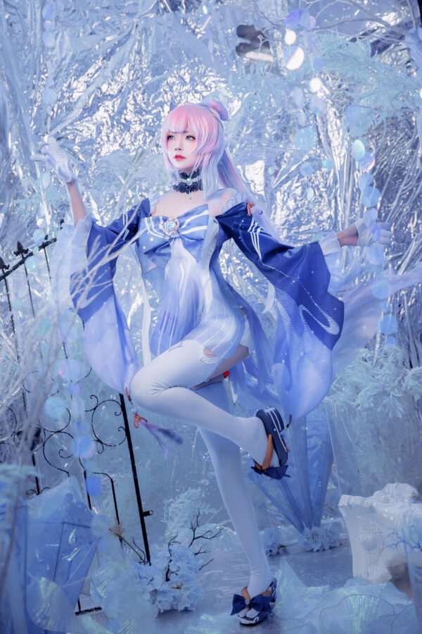 桜桃喵cos心海：冰蓝深海梦境中的静谧水元素写真