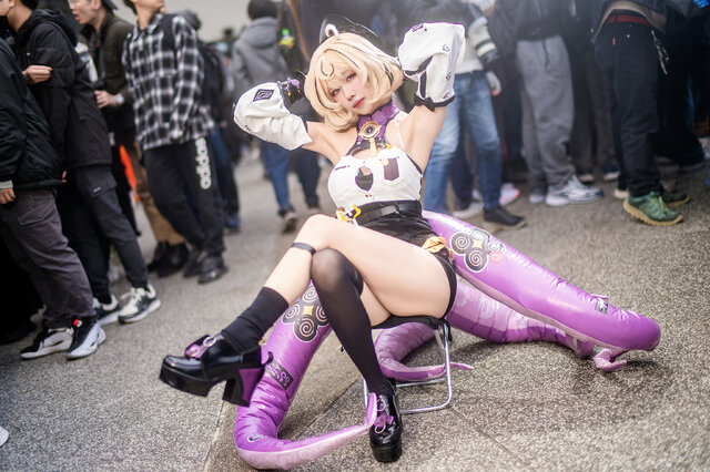 火火ka_f漫展演绎《绝区零》伊德海莉COS，标志触手与机械细节生动还原