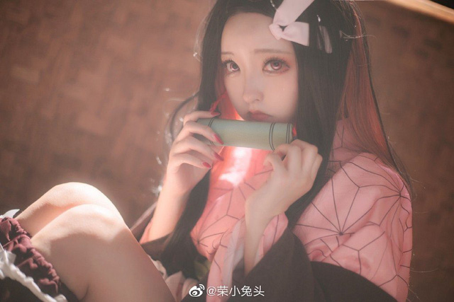 荣头小兔《鬼灭之刃》灶门祢豆子COS，经典咬竹筒造型展现温婉神态