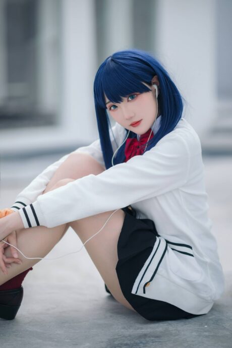 瓜希酱 cos 宝多六花,经典开衫制服还原《SSSS.GRIDMAN》校园日常