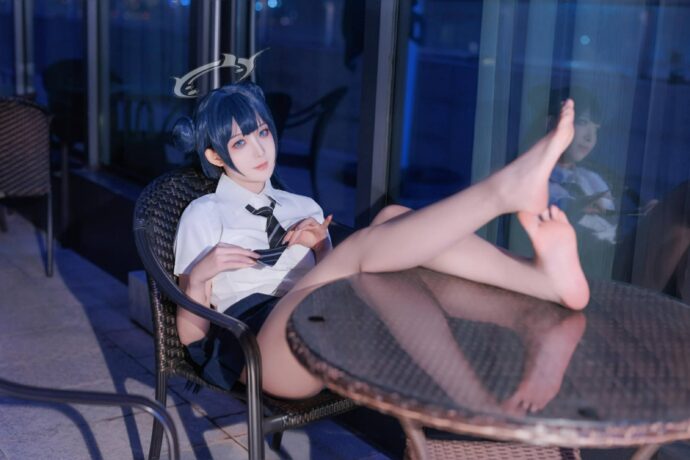 封疆疆v出镜蔚蓝档案龙华妃咲COS图集，极简JK制服诠释玄龙门会长气质