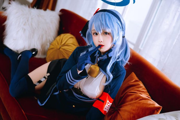 椎名莜《蔚蓝档案》天雨亚子 COS:风纪委员制服还原与茶杯场景