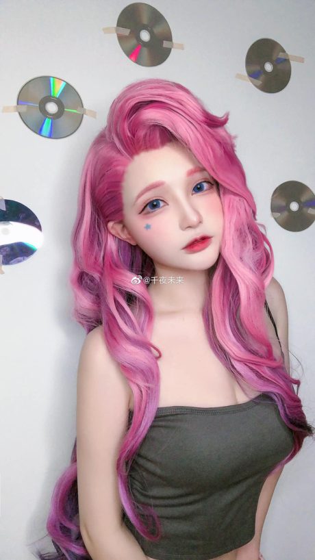 千夜未来萨勒芬妮cosplay还原英雄联盟星籁歌姬，华丽舞台造型甜美灵动