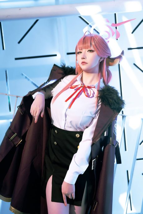 星之迟迟蔚蓝cos陆八魔爱露：精致角饰与学院制服还原便利屋社长