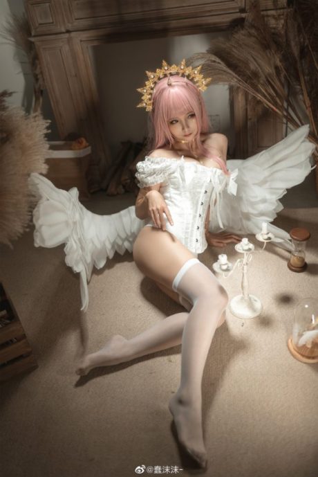 蠢沫沫cos天使安琪儿写真图集：粉发白翼还原圣洁俏皮少女感