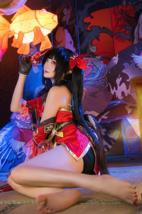 瓜希酱COS《崩坏：星穹铁道》花火，红黑华服与假面细节还原戏谑神韵