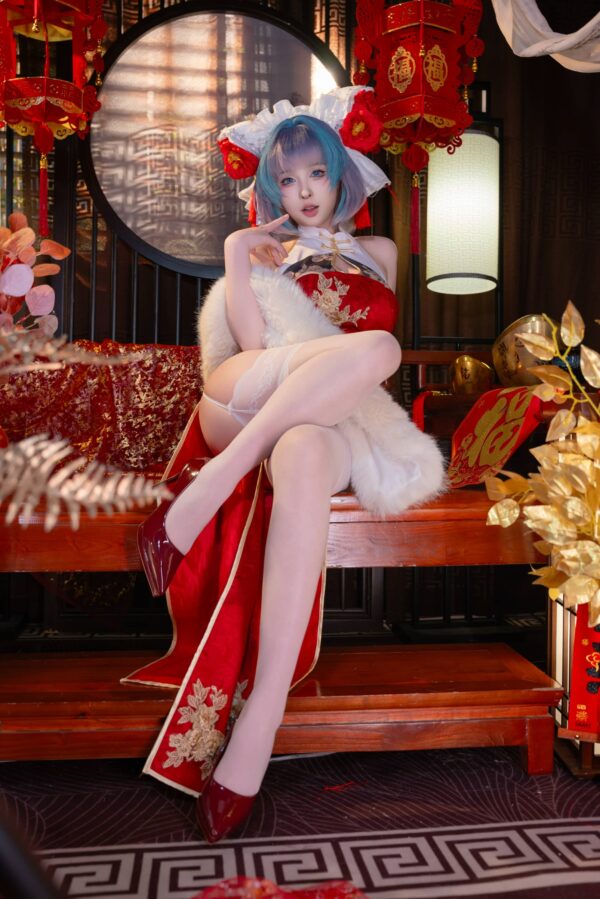 清水由乃新春cos碧蓝航线柴郡,红金改良旗袍演绎灵动猫系少女