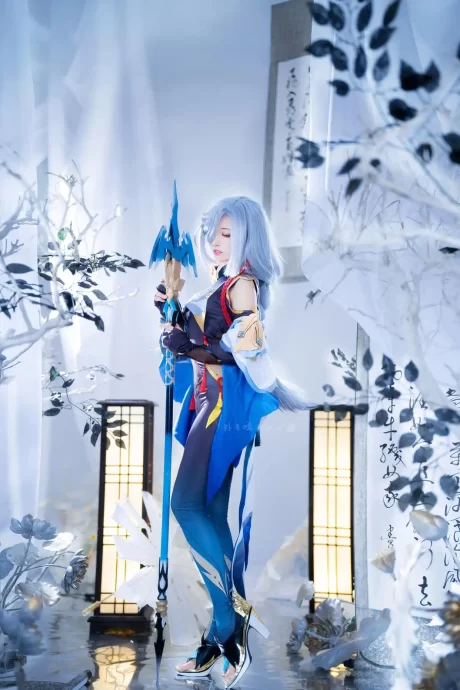 外星嫣子_Yan还原《原神》申鹤COS,冷调光影勾勒出尘的仙家气质
