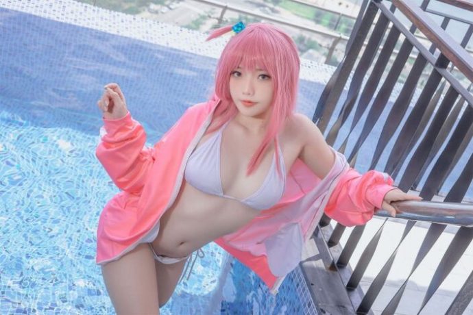 MessieHuang演绎《孤独摇滚！》后藤独泳装COS，将社恐少女带入明媚夏日