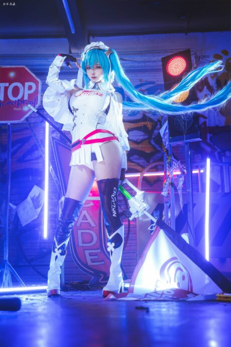 蠢沫沫cos初音舞台风写真,利落白裙碰撞赛博霓虹光影