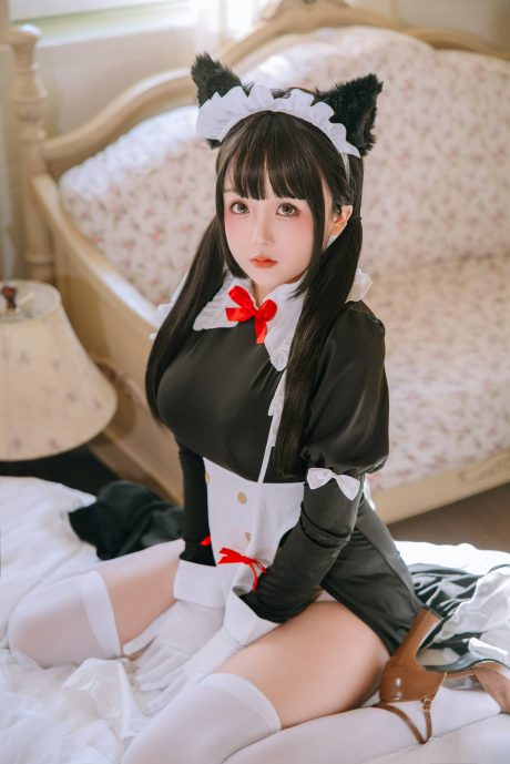 日奈娇猫娘女仆COS写真,黑白裙装配双马尾定格慵懒居家午后