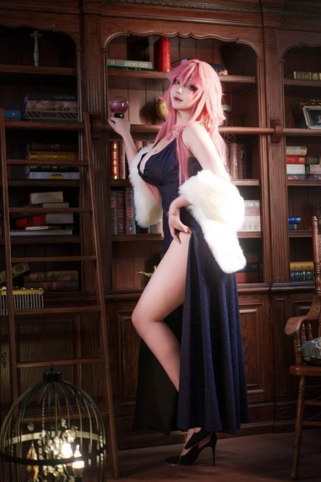 菌烨tako cos八重神子华丽礼服写真，暗调光影勾勒原神宫司优雅身姿