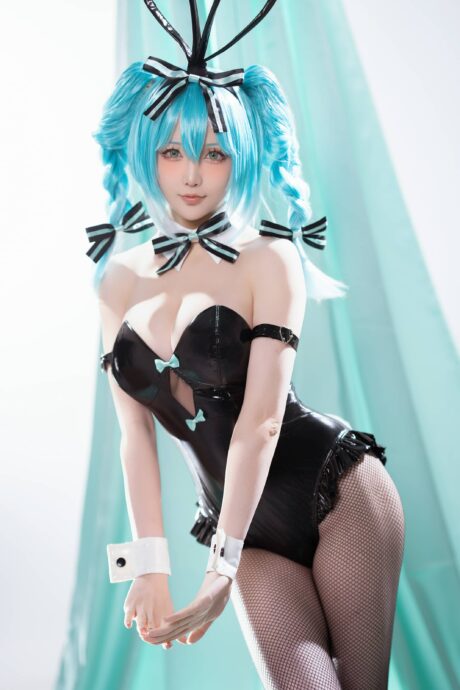 星之迟迟黑色兔女郎COS初音未来，蓝发双马尾搭配亮皮战衣性感又俏皮