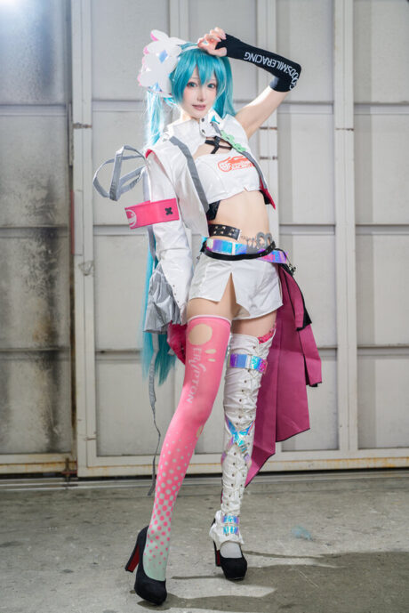 NanaPink池袋万圣节COS赛车初音，利落制服还原速度感造型