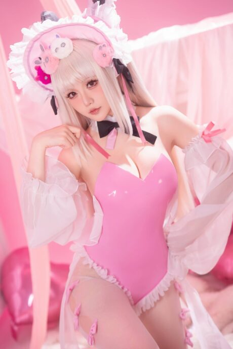 星之迟迟cosplay阿福，演绎碧蓝航线哈尔福德粉色羊角居家造型