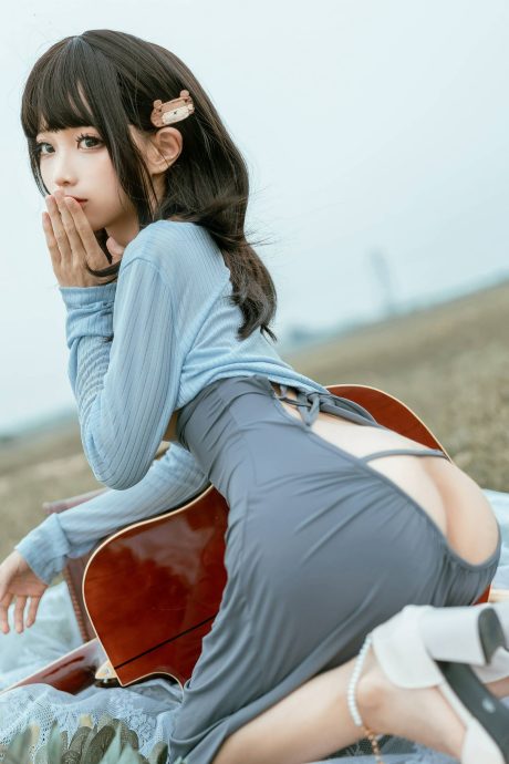 蠢沫沫吉他妹cosplay：草地野餐怀抱木吉他，夏日午后的清新音乐少女