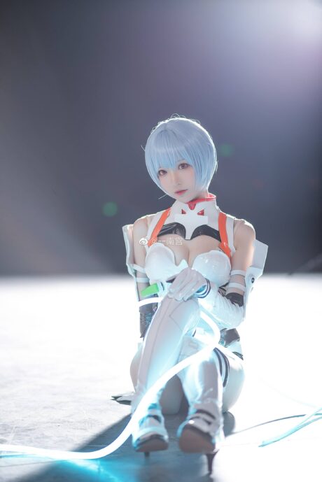 小南宫COS《新世纪福音战士》绫波丽，白色战斗服与短发细节还原经典