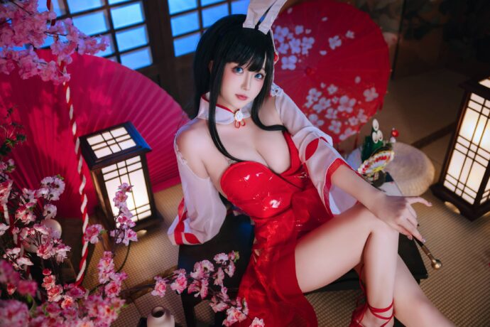 日奈娇《碧蓝航线》大山兔女郎COS：红白装扮尽显温婉与娇俏