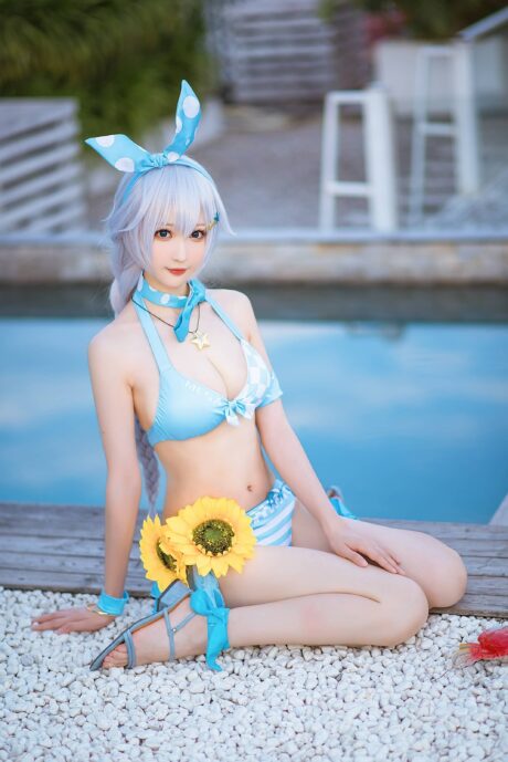 小南宫《崩坏3》泳装琪亚娜COS：夏日泳池边的女武神清爽假日