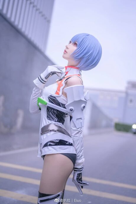 小南宫COS《新世纪福音战士》绫波丽，白色战斗服与短发细节还原经典