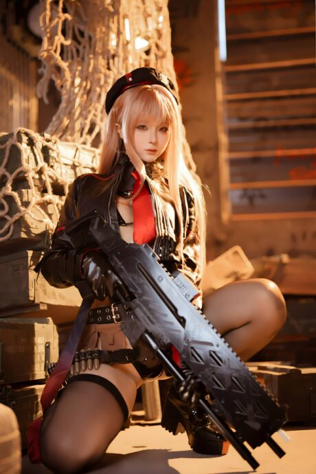 蠢沫沫Cosplay胜利女神拉毗，军帽皮衣造型还原战地干练英姿