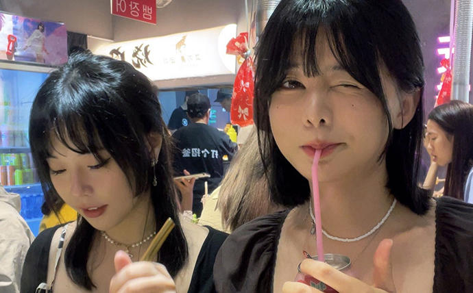 眼酱大魔王w居家生活写真图集:戴眼镜的女朋友与猫咪温馨互动