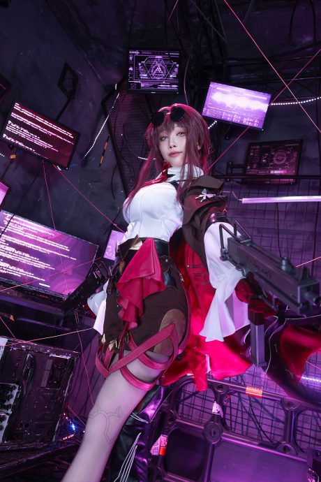 水淼aqua的cosplay写真作品：还原星穹铁道卡芙卡，展现优雅冷峻的猎手气质