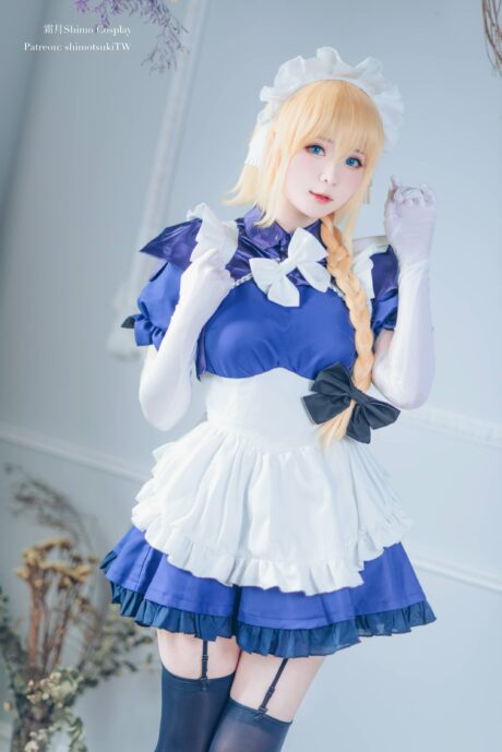霜月shimo cosplay还原FGO圣女贞德,蓝白裙装勾勒温婉气质