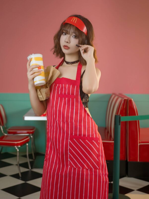 yuuhui玉汇作品：麦当劳女服务员制服写真，还原复古快餐店元气日常
