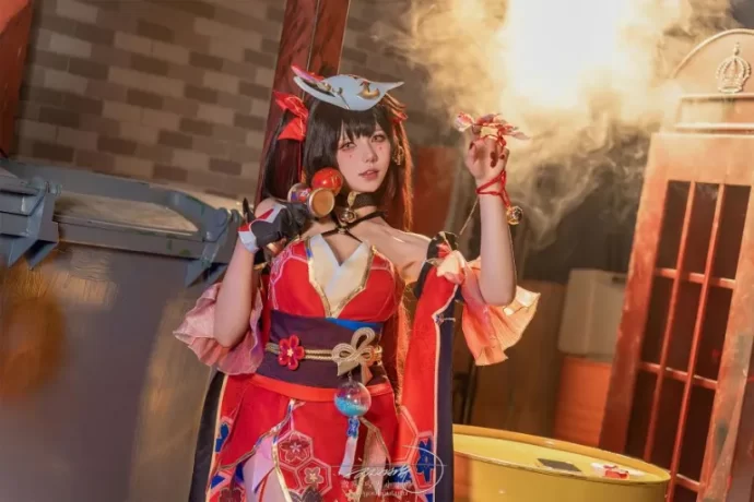 咬人小小兔COS《崩坏：星穹铁道》花火，手持面具拿捏假面愚者神秘感