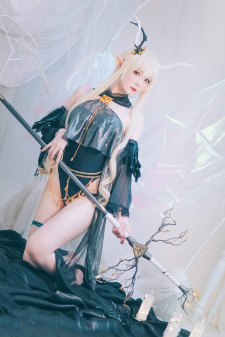 霜月shimo cosplay明日方舟闪灵：黑裙长杖烛光下的萨卡兹医者
