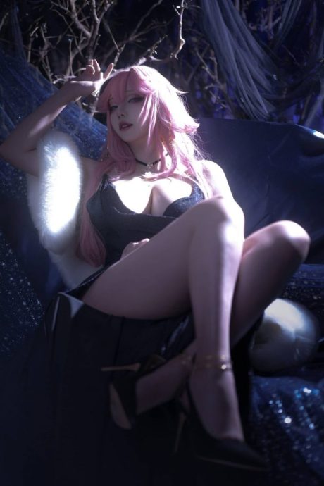 菌烨tako cos八重神子华丽礼服写真，暗调光影勾勒原神宫司优雅身姿