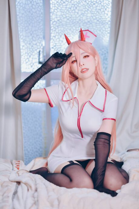 ElyEE子COS《链锯人》帕瓦,红白护士装演绎血之恶魔的张扬本色