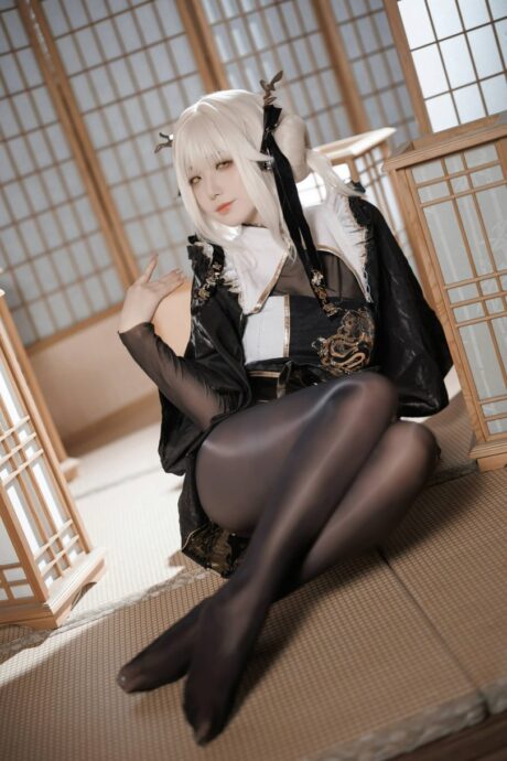 封疆疆v出镜《胜利女神:妮姬》布兰儿COS,黑金制服细节尽显干练身姿