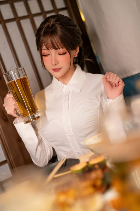 白衬衫新人后辈聚餐微醺，OL星之迟迟COSPLAY图片演绎酒局日常